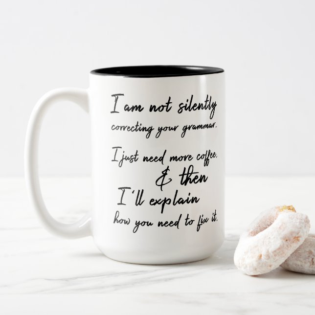 Korrigera inte ditt Grammar tyst. Kaffe först Två-Tonad Mugg (Med munk)