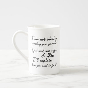 Korrigera inte Grammar Black & White tyst Benporslin Mugg