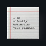 Korrigerar Grammatikknapp, anpassningsbarnas bärba Knapp<br><div class="desc">Lustigt anpassningsbar på papper bärbar dator. Jag rättar tyst din grammatik. Underbar gåva till läraren eller den speciella grammatiknavet i ditt liv.</div>