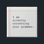Korrigerar Grammatikknapp, anpassningsbarnas bärba Knapp<br><div class="desc">Lustigt anpassningsbar på papper bärbar dator. Jag rättar tyst din grammatik. Underbar gåva till läraren eller den speciella grammatiknavet i ditt liv.</div>