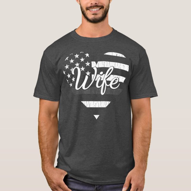 Korrigeringsansvariga hugger hjärtat av det tunna  t shirt (Framsida)