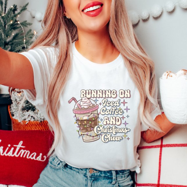 Körs på Iced Coffee & jul Cheer T-Shirt (Skapare uppladdad)