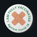Korsade vidgningsband fullständigt vaccinerade knapp<br><div class="desc">Knappen är helt vaccinerad och jag är helt vaccinerad mot covid 19 är skriven i böjd text i grönt på vit runt överkorsade häftplåster i beige.</div>