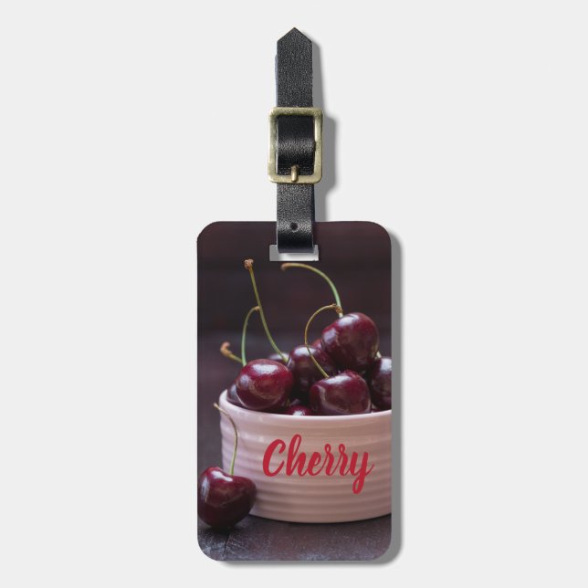 Körsbär i rosa bowl för frukt i älskare bagagebricka (Vertikal Framsida)