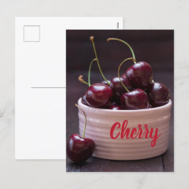 Körsbär i rosa bowl för frukt i älskare helg vykort