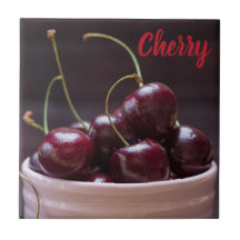 Körsbär i rosa bowl för frukt i älskare