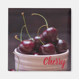 Körsbär i rosa bowl för frukt i älskare magnet