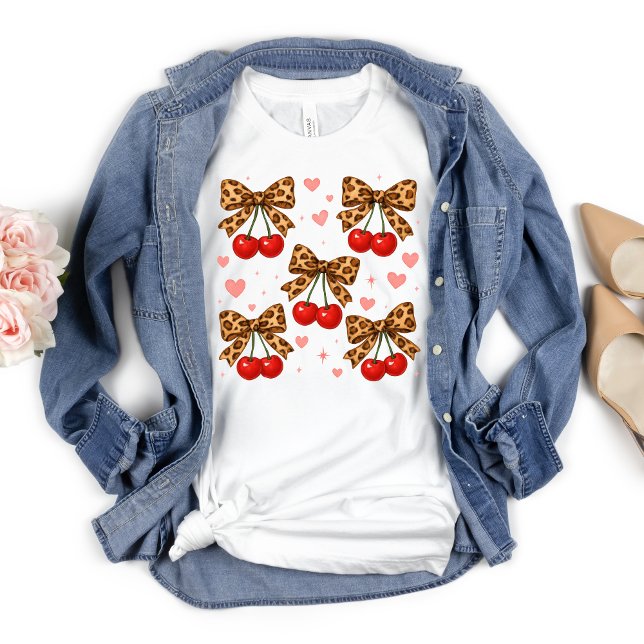 Körsbär Leopard Gepard Båge Kokett Estetik T Shirt (Cherries Leopard Bow Coquette Aesthetic Pink Hearts Women's Girls T-shirt, Trendy Cute)