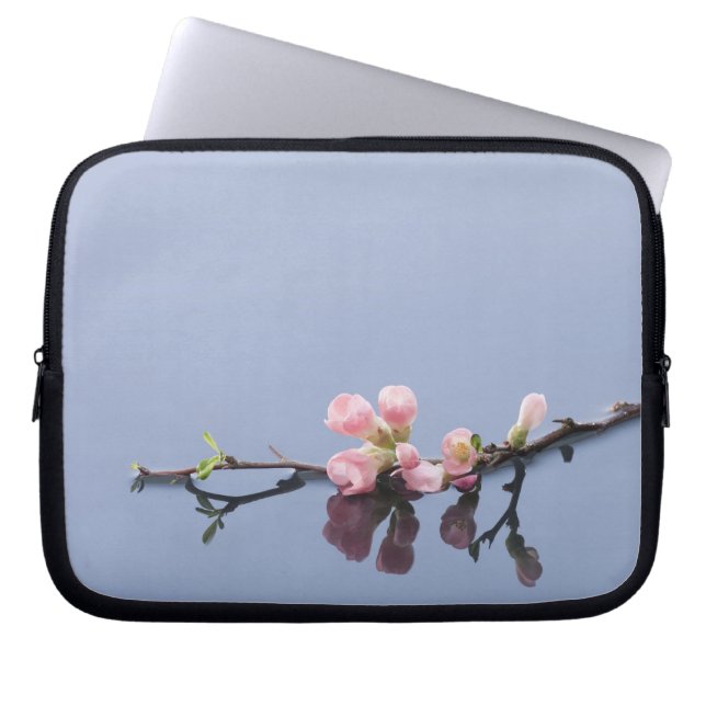 Körsbäret blomstrar på vatten laptop sleeve (Framsidan)