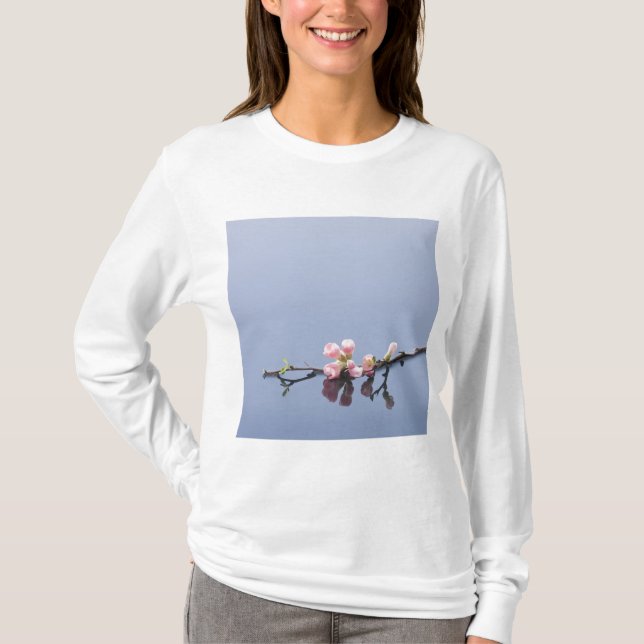 Körsbäret blomstrar på vatten tee shirt (Framsida)