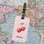 Körsbärsbågar rosa namn bagagebricka<br><div class="desc">Röda körsbär med rosa båge. Mjuk bakgrund till rosa. Anpassa och lägg till ditt namn. Tillbaka: lägg till kontaktinformation</div>
