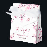 Körsbärsblommor Rosa Vita Bröllop Anpassade Presentaskar<br><div class="desc">Denna bröllopspresentask har vackra rosa körsbärsblommor på vit bakgrund. Söt botanisk presentask med ett tack-text och anpassade namn på brud och brudgum samt bröllopsdatum.</div>