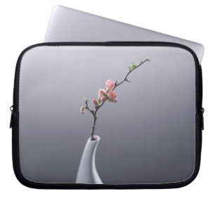 Körsbärsröd blommar i vas laptop sleeve