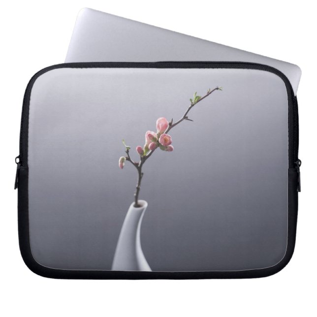 Körsbärsröd blommar i vas laptop sleeve (Framsidan)