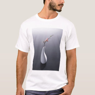 Körsbärsröd blommar i vas t shirt