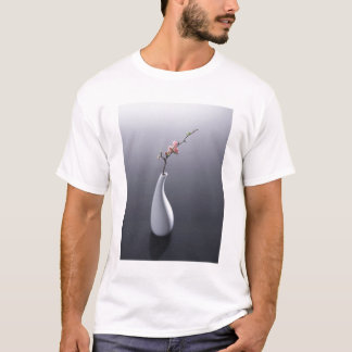 Körsbärsröd blommar i vas t shirt