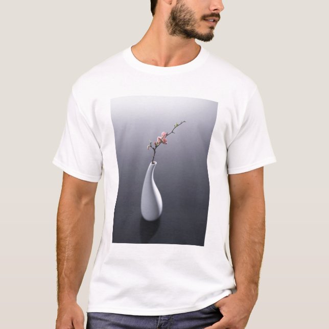 Körsbärsröd blommar i vas t shirt (Framsida)