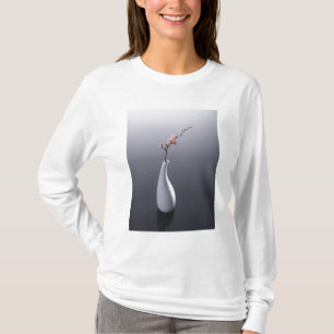 Körsbärsröd blommar i vas t-shirt