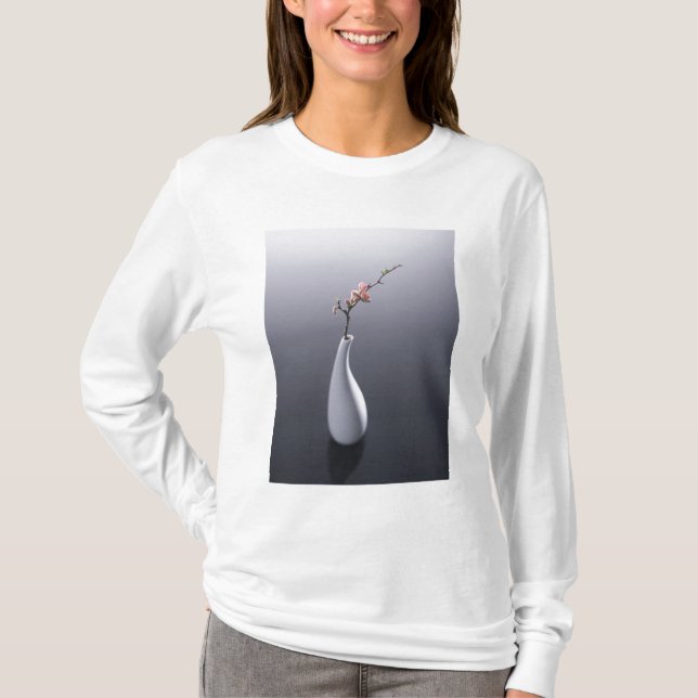Körsbärsröd blommar i vas t-shirt (Framsida)