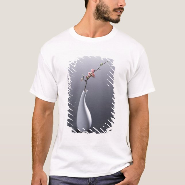 Körsbärsröd blommar i vas tee shirt (Framsida)