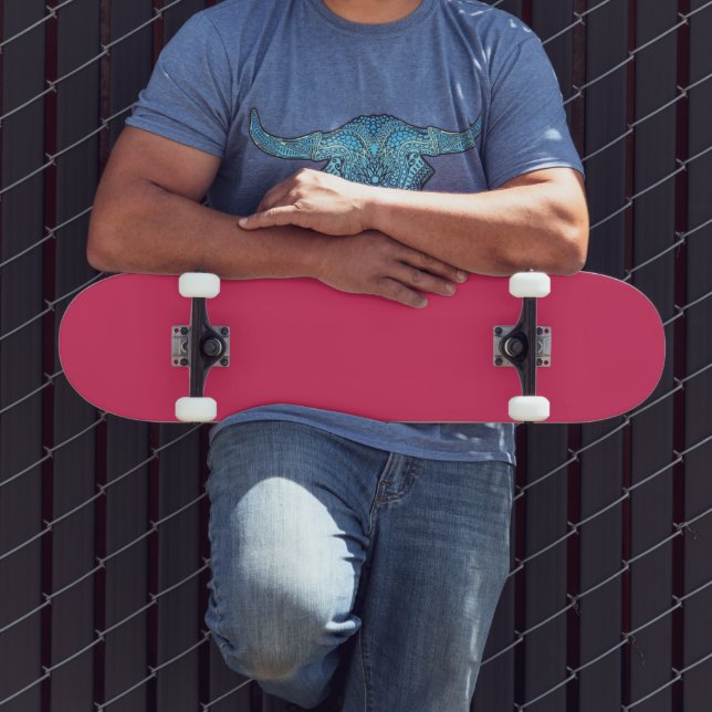 Körsbärsröd skateboard Modernt och snyggt formsprå (Utomhus 3)