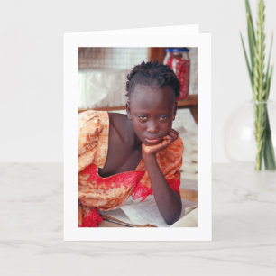 Kort eftertänksamt barn hemma, Banjul, Gambia