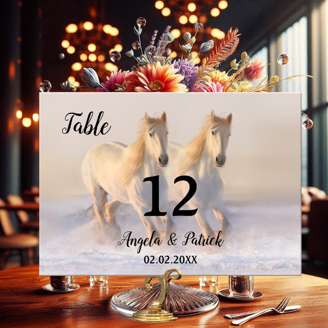 Kort för Bordsnummer av häst under vinter-bröllop (Winter wedding table number card featuring two horses running freely in the snow)