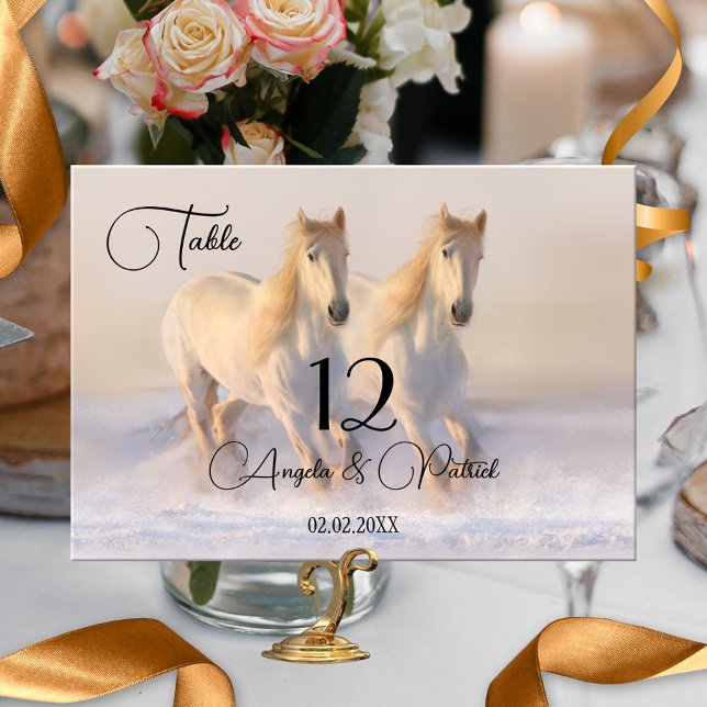 Kort för Bordsnummer av häst under vinter-bröllop (Wedding table number card featuring two horses running in the snow)