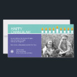 Kort för Chanukah menorafoto<br><div class="desc">Tända menoran och dela din glädje på Chanukah. En photocard, som ställer ut dina älskade, krönade vid entänd Chanukah menora. All text är anpassadet och sitter mot paneler av rika lilor, och krickan med ett subtilt cirklar mönster som markeras av en davidsstjärna i tränga någon. Tillgängligt i omväxlande färger med...</div>