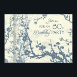Kort för födelsedagsfest inbjudan för<br><div class="desc">Inbjudan för en 80th födelsedagsfest i elegant stilfull blom- design för blått och för beige. Anpassadet med ditt party specificerar.</div>