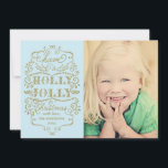 Kort för foto för chic jul för blåttjärnek Jolly<br><div class="desc">Elegant modernt julfotokort som presenterar ditt favorit- familjfoto. Illustrerat med beige guld- krusidullar, virvlar runt och vintagetypografistil på ett ljust - slösa bakgrund. Finare och snyggten, läser den "har Jolly jul för en järnek" med en modern finare att skriva. Överför det varmmaste önskemål till familjen och vänner med detta älskvärda...</div>