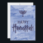 Kort för foto för vattenfärgmenoraHanukkah<br><div class="desc">En tvätta av watery blåttservar som en subtil bakgrund för en texturerad menoraillustration och en bläckig räcka-märkt lycklig Hanukkah text. Glöm inte att personifiera detta två-fotoet helgdagkort med din egna foto och kända text. Tillfoga ditt egna speciella handlag med "skräddarsy den" alternativ och ändrar allt från hjälpare- och stilsortsfärgen till...</div>