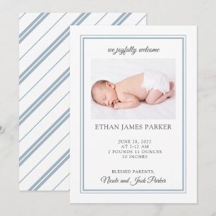 Kort för utlysning av födsel i baby i ren elegant