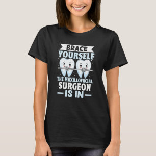 Kort in dig själv Maxillofacial Surgeon är i T Shirt