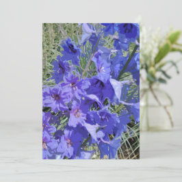 Kort med larkspur-blommans design "Hej!"