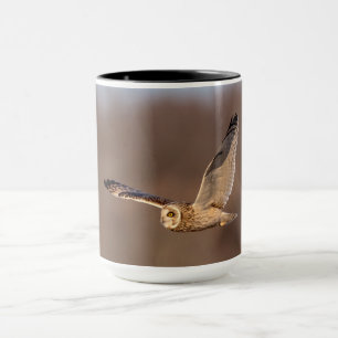 Kort-orienterad uggla under flygning mugg
