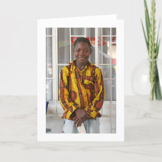 Kort "pojke i en gult som, är röd, och svart