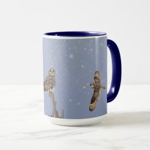 Kort uggla på en snödag mugg