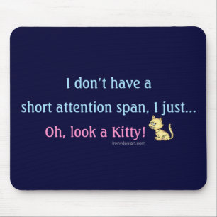 Kort uppmärksamhet spänner över kattunge musmatta
