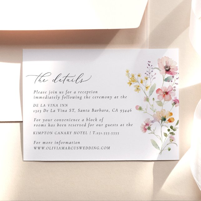 Kortet för detaljer om Bröllop i färgat Wildblomma Tilläggskort (Wildflower meadow wedding details card with soft floral illustration and elegant calligraphy)