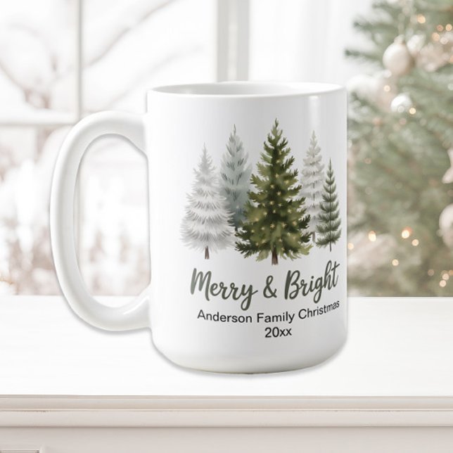 Kortnamn för Merry och Bright Julgranar-familjen Kaffemugg (Pine trees "Merry and Bright" family name Christmas mug)