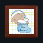 Kortsaksboxen Baby Blue Play Minnesask<br><div class="desc">Söt behållare för dina skatter. Julblått Play Baby. Anpassa genom att ta bort ett meddelande och lägga till ett eget. Använda ditt favoritteckensnitt stil, färg och storlekt. Design inslag kan överföras till andra Zazzle-produkter. Justera alltid och kontrollera om perfekten passar när du överför formgivning. God jul! Storlek: Liten 5, 125-tumsruta...</div>