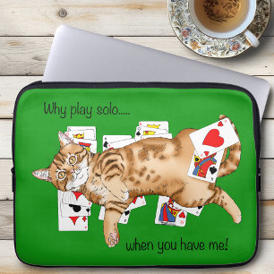 Kortspel med rolig orange tabbykatt som spelar pat laptop fodral