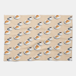 korvbröd på en tallrik med en kopp svart kaffe kökshandduk