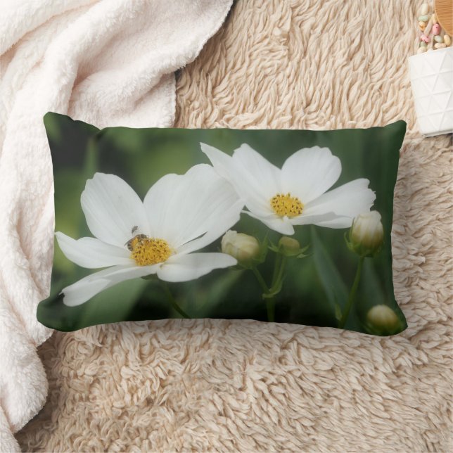 Kosmosblommor och bi   lumbarkudde (Filt)