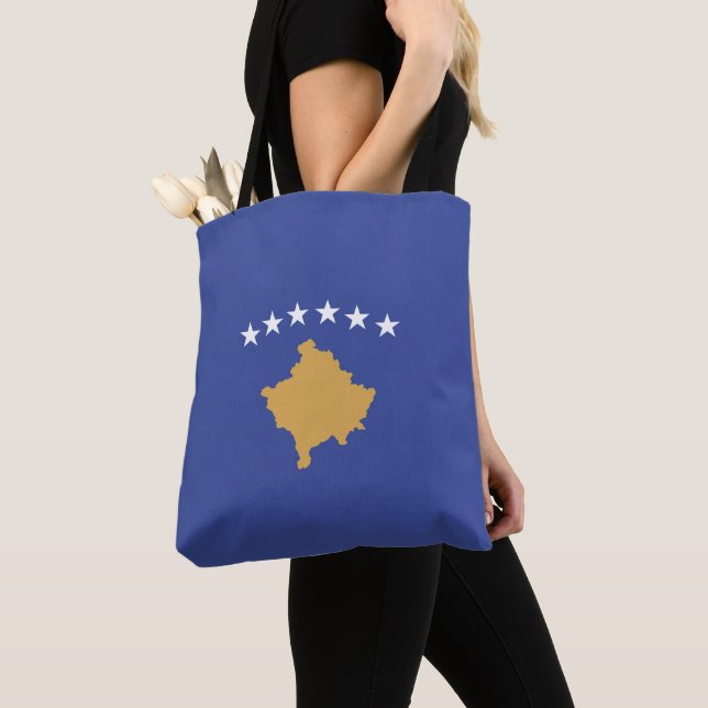 Kosovofanen Tygkasse (Närbild)