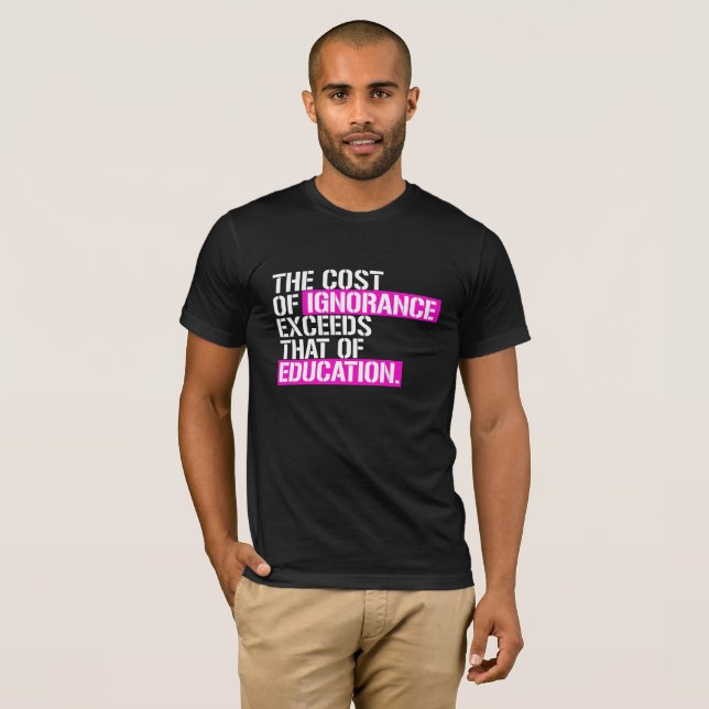 Kosta av okunnighet överskrider det av utbildning t shirt (Hel framsida)