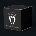 "KOSTYM UP" Black Tuxedo Kostym Groomsman Frieri Presentaskar<br><div class="desc">Gör Bröllop oförglömlig - Lägg till en personlig beröring med en groomsman frieri favoritpresenter med en tuxedo-illustration av kostym och med marskalkar frieri meddelande i ett klassiskt serif-teckensnitt.</div>