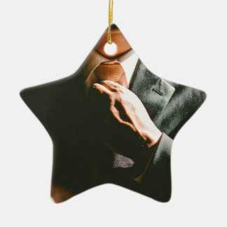 Kostymaffärsmantien skuggar verkställer julgransprydnad keramik