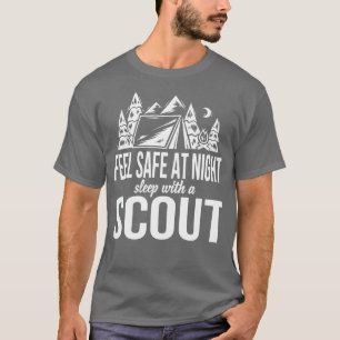 KÖTT SÄKERT VID KVÄLL MED EN KORT VITT T SHIRT